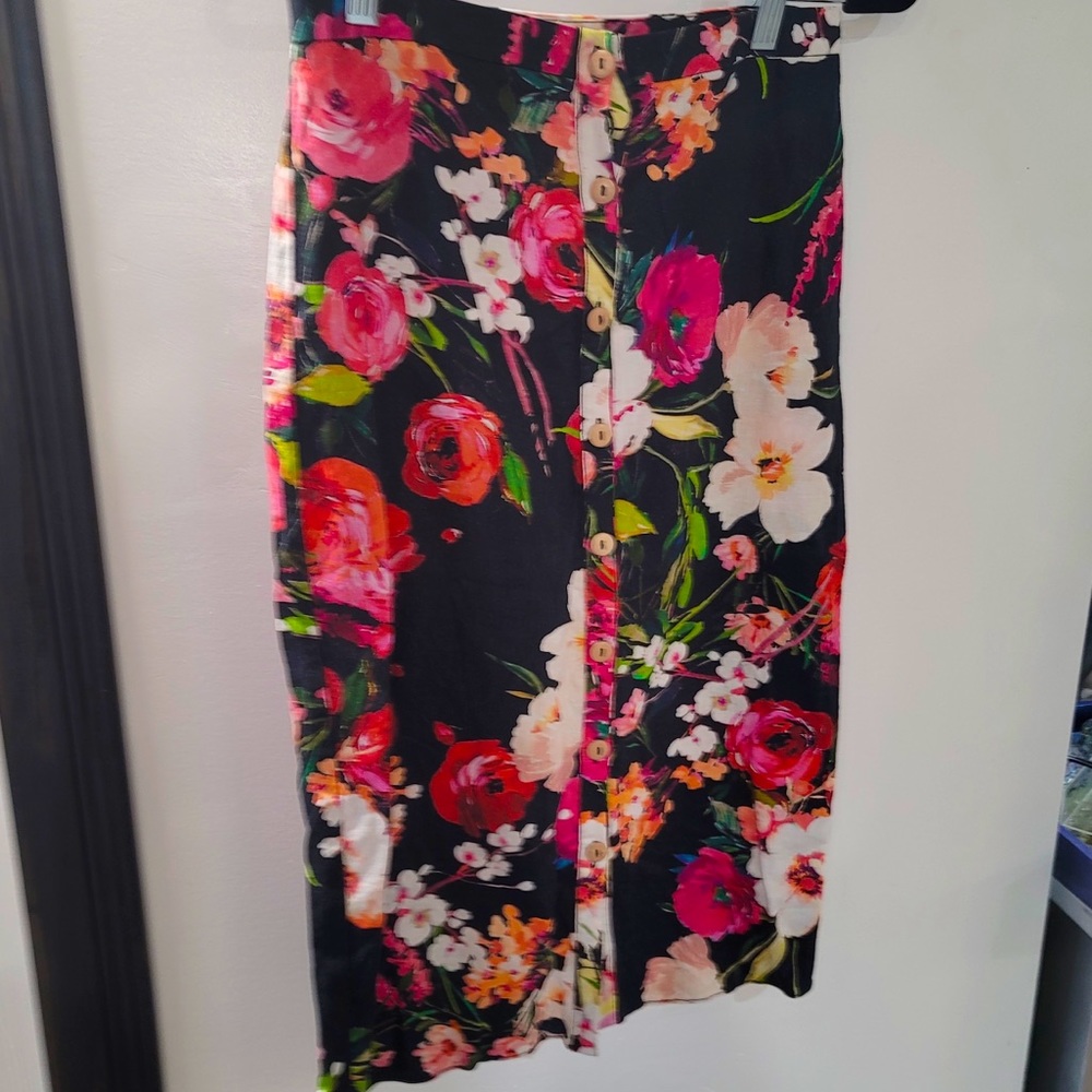 Privacy Please floral midi skirt size small